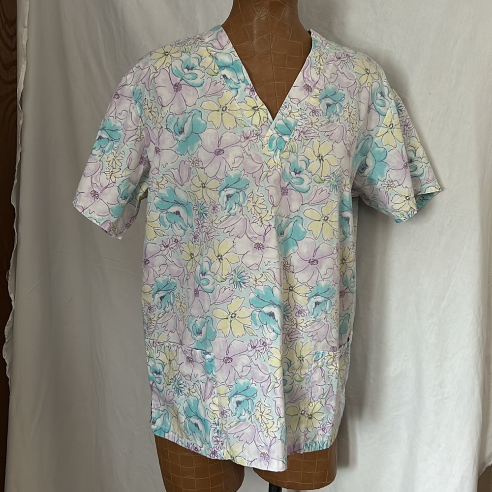 Medgear Womens Small Pastel Floral Scrub Top V-Neck Short Sleeve